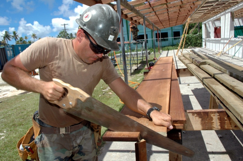 menuisier-LA ROQUE EN PROVENCE-min_worker_construction_building_carpenter_male_job_build_helmet-893290